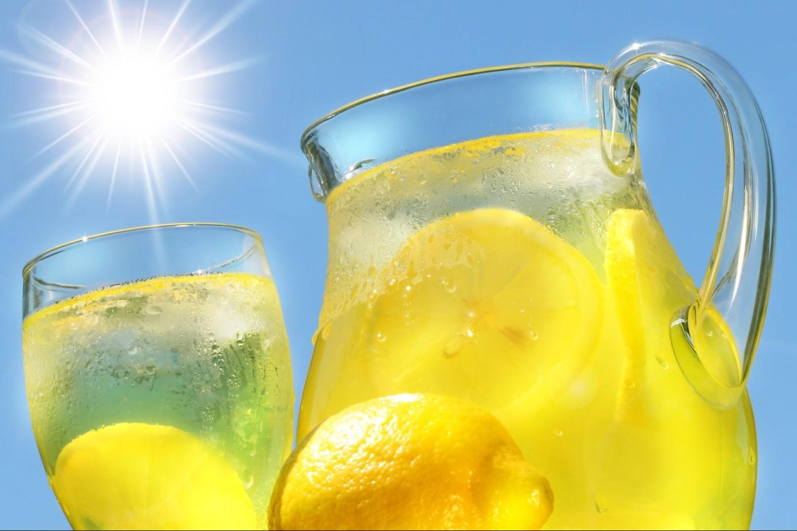 Una semplicissima bevanda al limone per far sparire la pancia - Ricette 